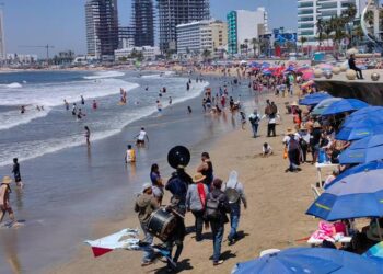 Músicos trabajarán hasta las 10 de la noche en la playa de Mazatlán