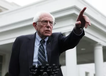 Proyecto de ley impulsado por Bernie Sanders propone semana laboral de cuatro días