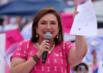 Con su sangre, Xóchitl Gálvez firma compromiso para no desaparecer programas sociales