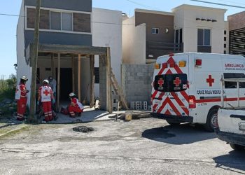 Cae albañil de techo de casa