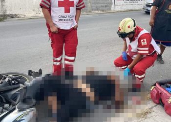 Mujer arrolla a motociclista