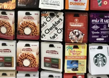 Dos personas arrestadas en un esquema de “vaciamiento” que involucra 4,100 tarjetas de regalo manipuladas