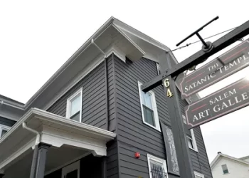 Lanzan bomba casera e incendian templo satánico en Salem