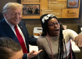 Regala Trump pollo y malteadas a los votantes de Georgia en restaurante