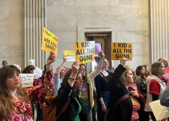 Con protestas, aprueban en Tennessee proyecto de ley que permite a los maestros y personal escolar llevar armas de fuego