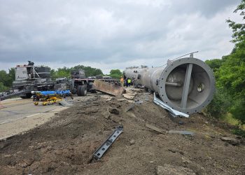 2 muertos, 1 herido después de que la caja de un tráiler de 170 toneladas se desprendiera y aplastara un vehículo