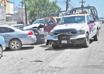 Patrulla se lleva 2 vehículos estacionados “de corbata”