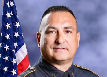 Camioneta golpea y mata a subalguacil de Texas que ayudaba en el lugar de un accidente