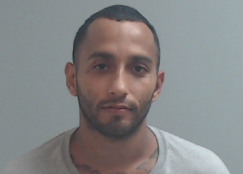 Adolescente arrestado en baile de graduación por exhibir un arma