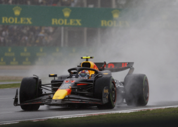 Checo Pérez finalizó tercero en la Carrera Sprint del GP de China con una espectacular maniobra