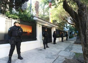 Embajada de Ecuador en México amanece resguardada por policías