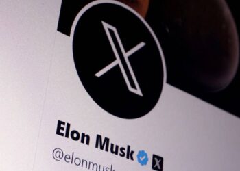 La red social X restablece gratuitamente la palomita azul de verificación