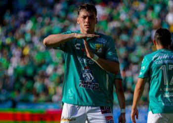 León se aferra al play in tras vencer a Rayados en el Nou Camp