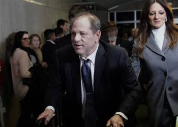 Hospitalizan a Harvey Weinstein tras anulación de su condena por delito sexual