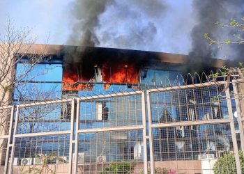 Normalistas vandalizan el Palacio de Gobierno en Chilpancingo