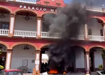 Prenden fuego en el Palacio Municipal de Otumba, Estado de México,  exigiendo ayuda contra incendios forestales