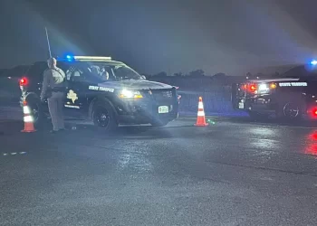 Camioneta choca a pareja en motocicleta