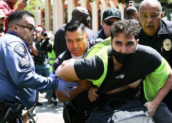“No les tenemos miedo”: universitarios de Texas y California se enfrentan a policías durante protestas