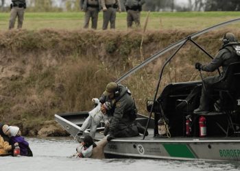 Guardia Costera de EE. UU. rescata a ocho niños migrantes abandonados en balsa en el río Grande