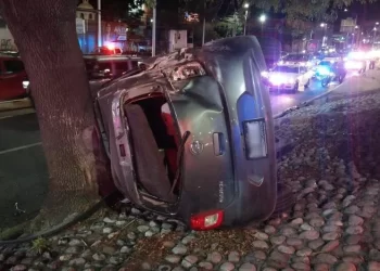 Muere conductor tras volcar su auto en la avenida Lázaro Cárdenas en Monterrey