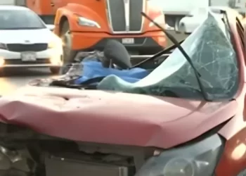 Mueren 2 por choque contra muro de contención en la Carretera a Laredo