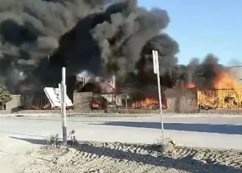 Nuevo León: Fuego consume fábrica de plásticos en Escobedo