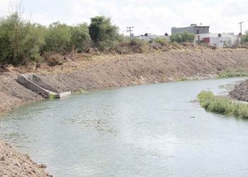 Gobierno de Reynosa limpia canales por llegada de lluvias