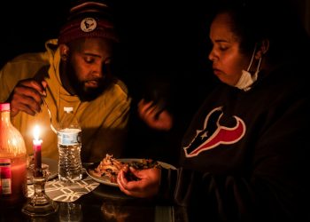 Más de 75,000 hogares sin electricidad por fuertes tormentas en el sureste de Texas