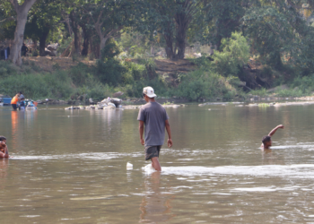 Migrantes aprovechan sequía para cruzar el Río Suchiate