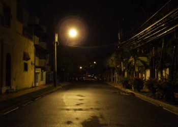 Familias de Reynosa duermen afuera de sus casas por apagones