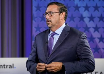 Líder de Arizona advierte que las amenazas contra funcionarios electorales son terrorismo doméstico mientras crecen los temores para 2024