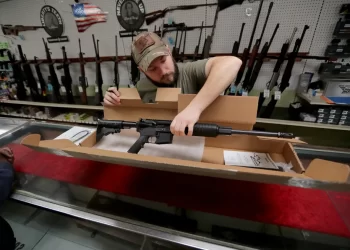 Datos hackeados revelan quienes son los vendedores de armas estadounidenses detrás de la violencia de los carteles mexicanos