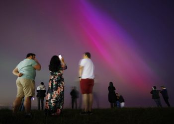 Tormenta solar deja un espectáculo de auroras boreales en varios estados de EEUU