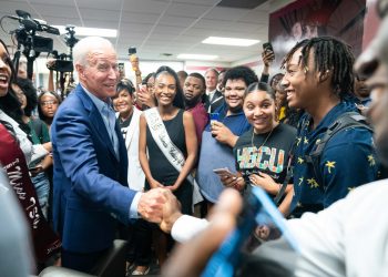 El gobierno de Biden cancela préstamos estudiantiles a otras 160.000 personas