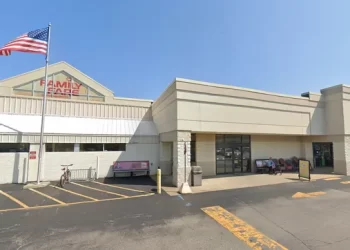 Encuentra a mujer viviendo en el letrero del techo de un centro comercial