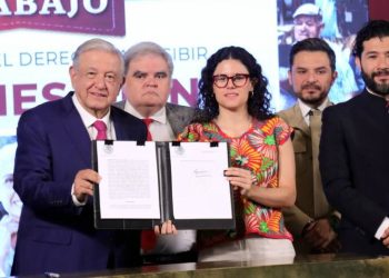 AMLO firma decreto para la entrada en vigor del Fondo de Pensiones
