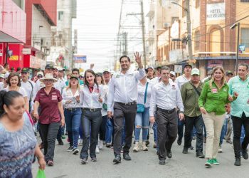 Carlos Peña, Maki Ortiz, Eugenio Hernández, acompañaron a Reynaldo Garza, Líder de la CTM en desfile del 1 de mayo