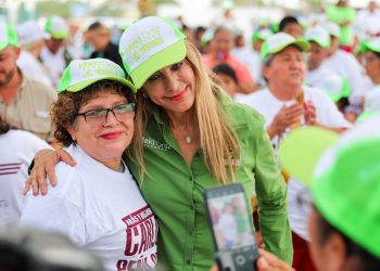 Abraza colonia Lampacitos a Carlos Peña Ortiz y Maki Esther Ortiz Domínguez para llevarlos al triunfo en las urnas
