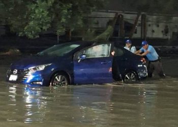Tormenta eléctrica causa inundaciones y vehículos varados en Nuevo León