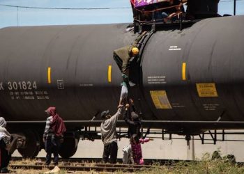 Migrantes acusan cobro para subir a La Bestia 