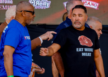 Óscar de la Hoya lanza nueva bomba al Canelo durante el pesaje con Munguía ¡le recuerda dopaje con una playera!