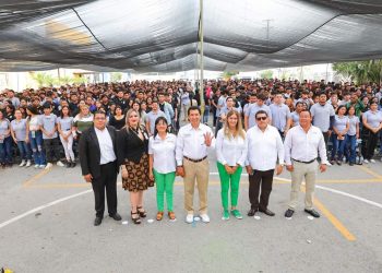 Dialogan más de mil universitarios con Maki Esther Ortiz Domínguez y Mario López Hernández