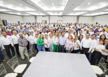 Más de 1,000 maestros liderados por Arnulfo Rodriguez Treviño llevarán a Maki Ortiz al Senado