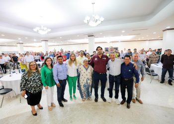 Mas de 450 miembros de congregaciones civiles ofrecieron su voto a Maki Ortiz y Carlos Peña para ganar juntos la elección