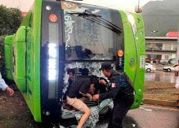 Nuevo león: Se vuelca camión urbano, hay 5 personas heridas