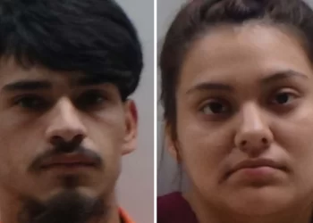 Detienen a pareja por conducir peligrosamente arriesgando al vida de un niño