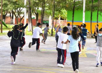 Analizan autoridades ajustes en horarios y clases en línea por ola de calor