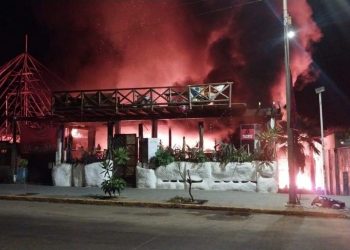 Incendian dos restaurantes en la Costera Miguel Alemán de Acapulco