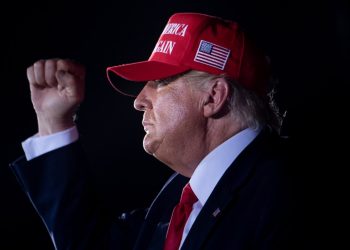 Trump propone que extranjeros graduados en universidades de EU obtengan automáticamente su residencia permanente