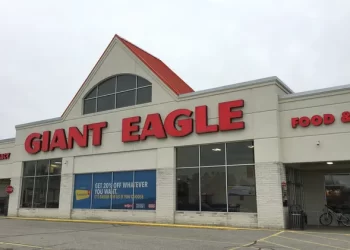 Mujer apuñala a niño de 3 años y hiere a la madre en un Giant Eagle en Ohio
